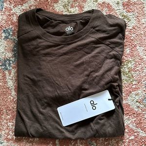 New Alo Yoga triumph crew neck workout tee